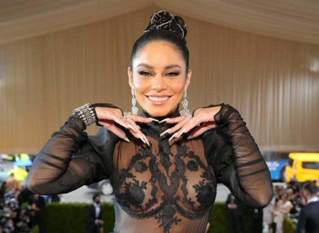 vanessa-hudgens-met-gala 2022. gadā