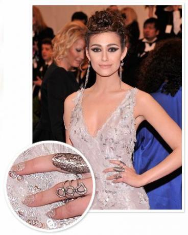 La manicure in pizzo di Emmy Rossum