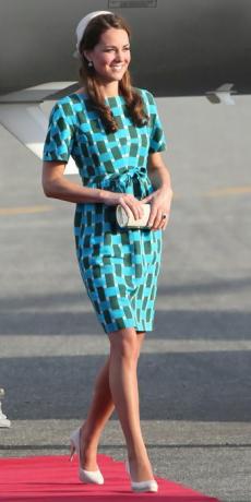 Nejlepší outfity Kate Middleton – šaty Jonathana Saunderse