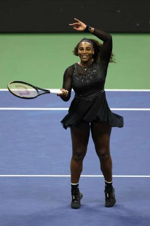 Серена Вільямс одягнена в чорне тенісне вбрання Nike з блискітками на US Open 2022, одне з найкращих тенісних нарядів Серени Вільямс.