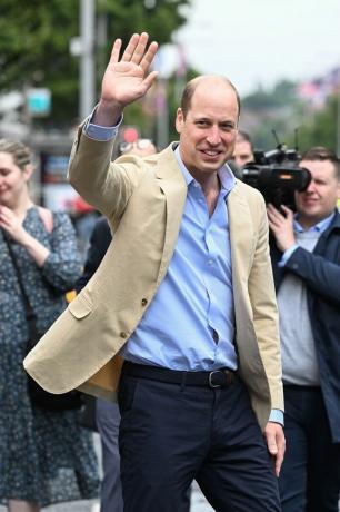 Princ William, princ z Walesu mává veřejnosti po své návštěvě mise ve východním Belfastu v centru Skainos