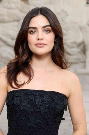 Η Lucy Hale φοράει μια απαλή λιλά, αστραφτερή σκιά ματιών