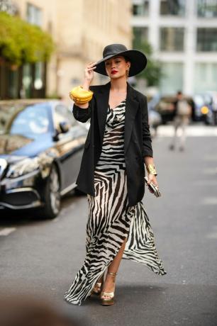Merve Gorgotz bär en kavaj över en klänning med zebratryck, en idé med kavaj för kvinnor att prova 2023.