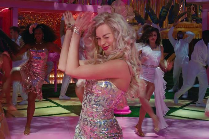  Margot Robbie is groter dan het leven in de nieuwe 'Barbie'-teaser