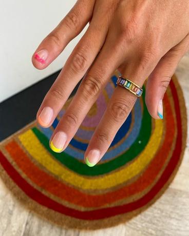 Vrouw draagt ​​een van de beste herfstnagels van 2023, korte Franse nagels 