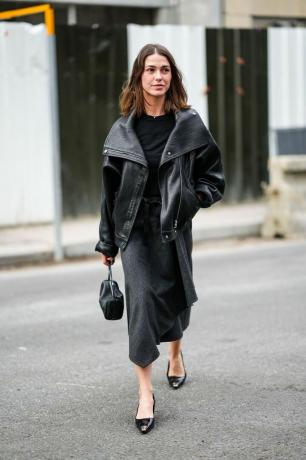 Sophia Roe mengenakan mantel kulit berukuran besar, salah satu jenis mantel yang patut dicoba di tahun 2023.