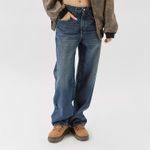 جينز أزرق واسع من تصميم Urban Outfitters