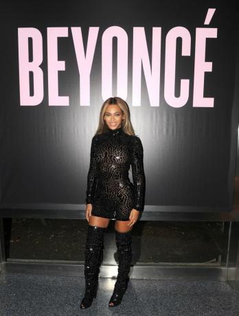 Beyonce en la proyección de su álbum homónimo 
