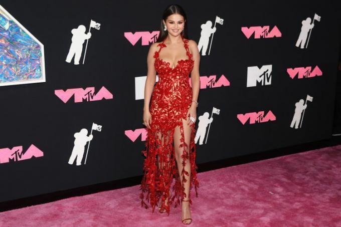 סלינה גומז 2023 MTV VMAs אדום אוסקר דה לה רנטה שטיח ורוד