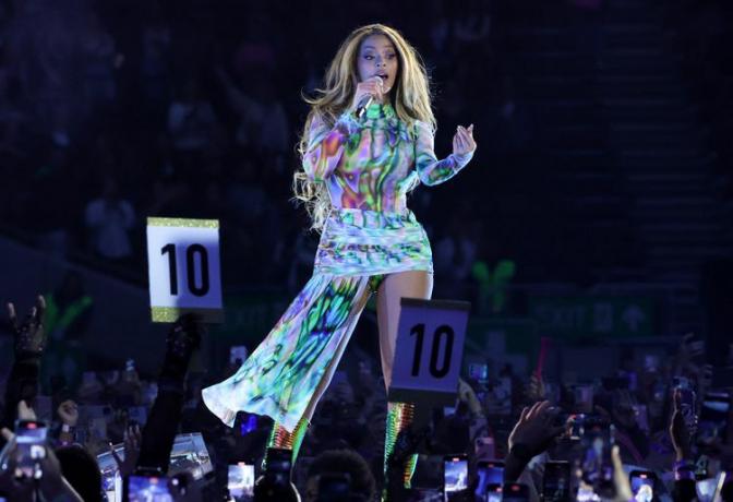 Beyoncé draagt ​​een outfit met thermische print, een zomertrend voor de zomer van 2023, tijdens haar Renaissance Tour