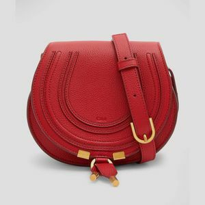 En lille rød lædertaske