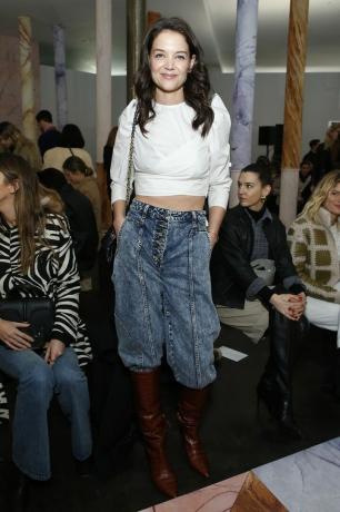 Katie Holmes in een crop-top en jeans