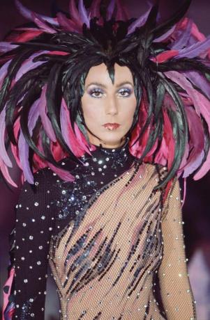 Cher i en dramatisk hodeplagg