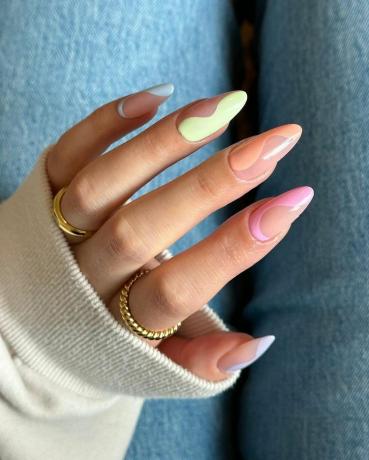 Diseño de uñas naturales en colores pastel.