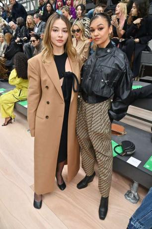 Madelyn Cline et Madison Bailey Stella McCartney Automne Hiver 2023-2024 Paris Fashion Week