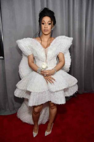 Cardi B bærer en tekstureret hvid kjole med tog ved 2018 Grammys