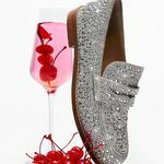 حذاء لوفر بحجر الراين باللون الفضي من تصميم Betsey Johnson