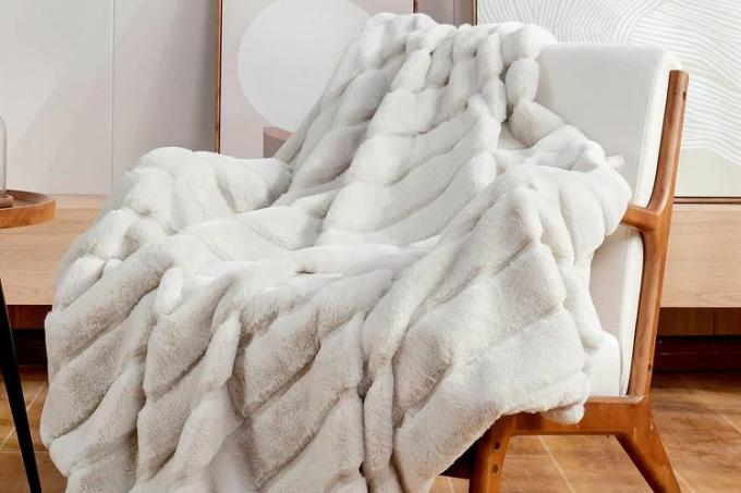 Amazon Cosy Bliss pokrivač za kauč od umjetnog krzna, udoban topao