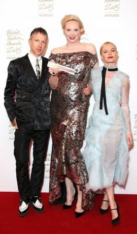 Ο Τζέφερσον Χακ, η Γκουεντολίν Κρίστι και η Κέιτ Μπόσγουορθ ποζάρουν στο Winners Room στα British Fashion Awards 2015 στο London Coliseum στις 23 Νοεμβρίου 2015 στο Λονδίνο, Αγγλία.