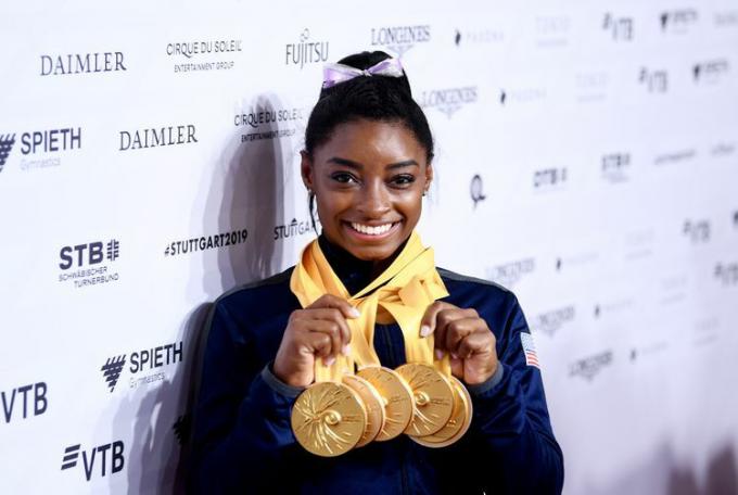 Yhdysvaltalainen Simone Biles poseeraa kuvissa useiden kultamitaleidensa kanssa 49. FIG: n taiteellisen voimistelun maailmanmestaruuskilpailujen 10. päivänä