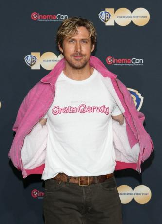 Ryan Gosling posa para fotos enquanto promove o próximo filme 