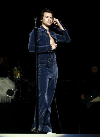 Harry Stylesas dėvi blizgančią mėlyną džinsinį dviejų dalių drabužį