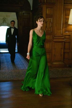 Зелената рокля в Кан на Джулия Гарнър е реверанс към емблематичната зелена рокля от Atonement