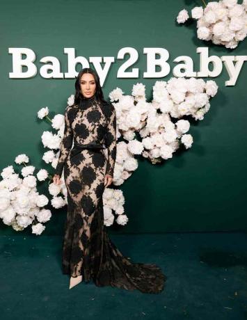 Kim Kardashian se účastní 2023 Baby2Baby Gala Prezentováno v průhledných šatech