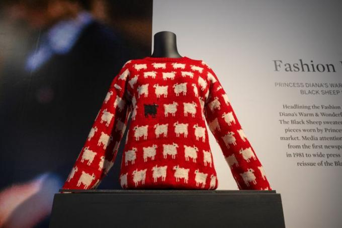 Princess DianaÃ¢ÂÂs Black Sheep Sweater er utstilt den første dagen den er i New York på Sotheby's