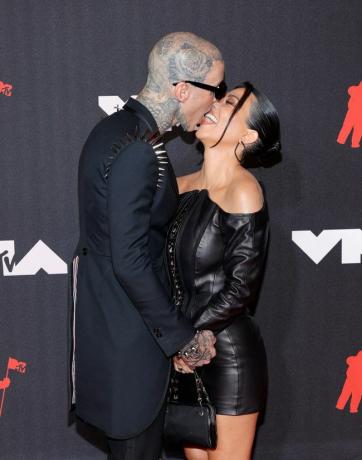 Travis Barker in Kourtney Kardashian se dotikata jezikov na rdeči preprogi VMA