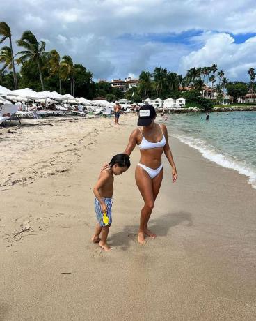 إيفا لونجوريا في ملابس السباحة مع ابنها في Miami Beach Instagram Post