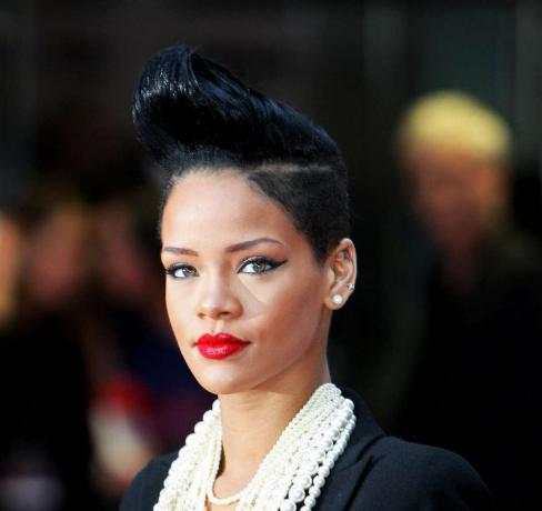 Rihanna navštěvuje britskou premiéru filmu „Hangourious Basterds“.