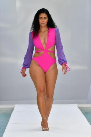 Egy nő hosszú ujjú fürdőruhát visel a Miami Swim Weeken