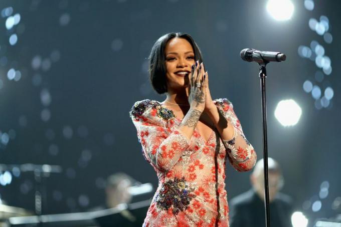 Rihanna Red Black White Sheer Dress Osobnost roku 2016 MusiCares před mikrofonem