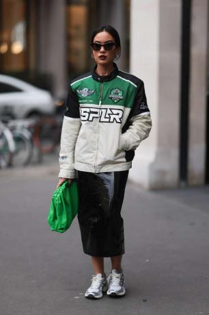 모토 재킷, 가죽 미디 스커트, 운동화를 착용한 여성