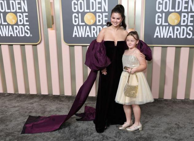 Selena Gomez ir sesuo Gracie 2023 m. „Auksinio gaublio“ apdovanojimuose