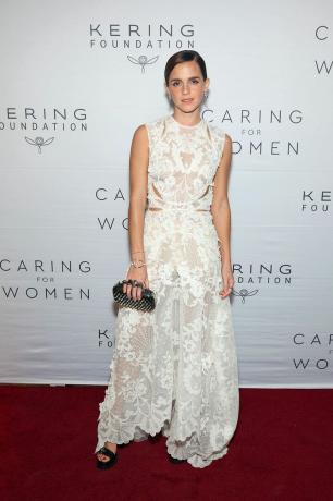 Průhledné bílé šaty Emma Watson 2022 Kering Foundation Večeře