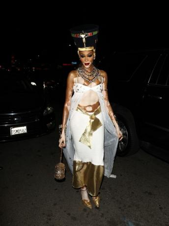 Винни Харлоу в костюме Нефертити на Хэллоуин. 