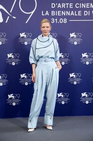 Cate Blanchett v dětské modré kombinéze