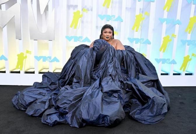 Lizzo 2022 MTV VMA sentada no tapete vestido preto