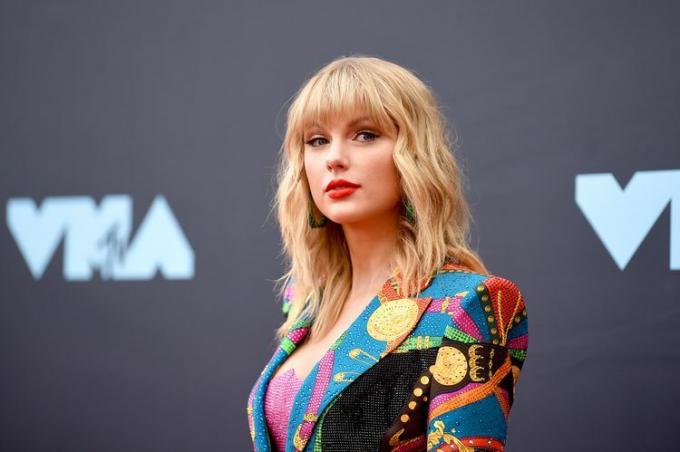 Taylor Swift med shag-mullet-hårklipp