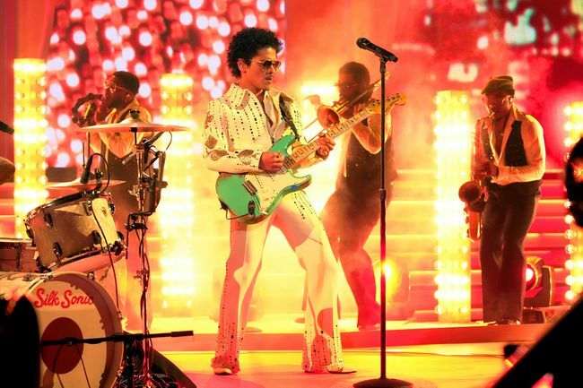 Bruno Mars's '70s-stijl is een viering van Short-King Summer