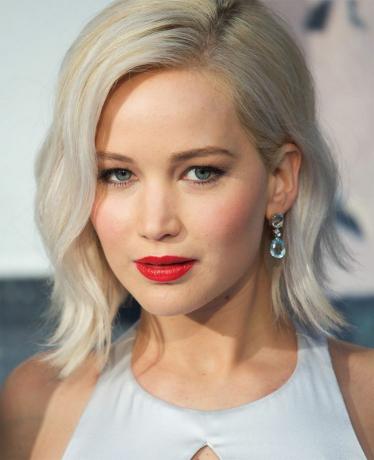 Jennifer Lawrence bär en inverterad bob-frisyr