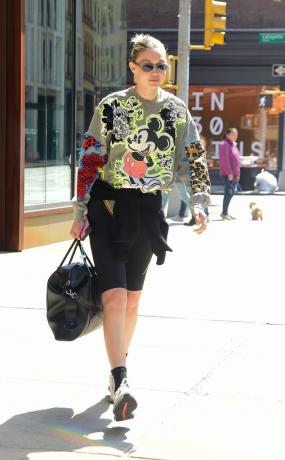 Gigi Hadid สวมเสื้อสเวตเตอร์คนดัง