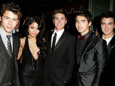 2010 Oscar After-Parties - The Jonas Brothers, Vanessa Hudgens και Zac Efron - Vanity Fair Party