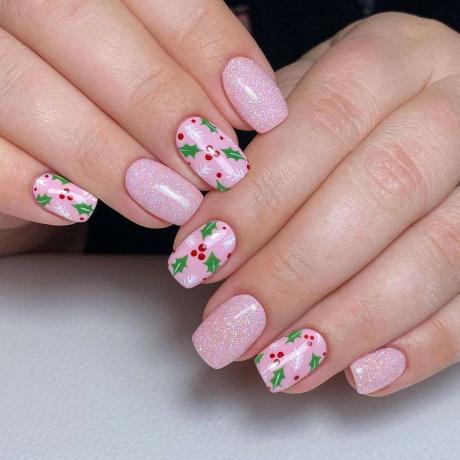 Ongles roses de Noël