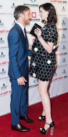 Igralka Anne Hathaway in mož Adam Shulman prispeta na otvoritveni večer LA Art Show in Los Angeles Fine Art Show 2016 Premierna zabava v korist otroške raziskovalne bolnišnice St. Jude Convention Center v Los Angelesu 27. januarja 2016 v Los Angelesu Angeles, Cal