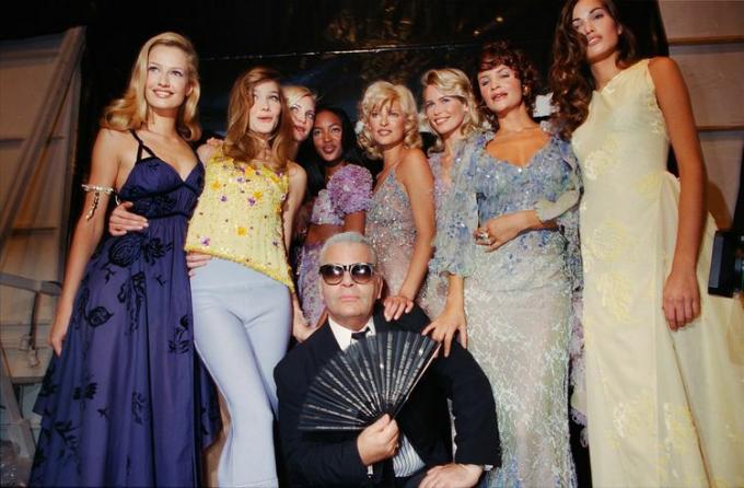 Módní návrhář Karl Lagerfeld (C) pózuje v zákulisí s modelkami (L-R) Karen Mulder, Carla Bruni, Nadja Auermann, Naomi Campbell, Linda Evangelista, Claudia Schiffer a Helena Christensen