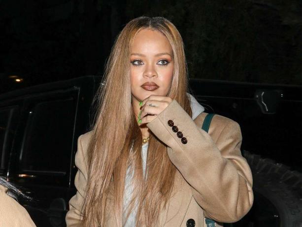 Rihanna med varmt blondt hår