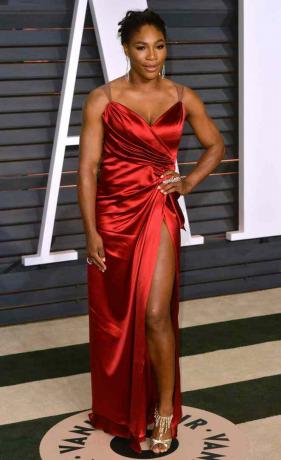 Серена Вільямс у червоній атласній сукні на церемонії Оскар у 2015 році на Vanity Fair, один із найкращих образів Серени Вільямс на червоній доріжці